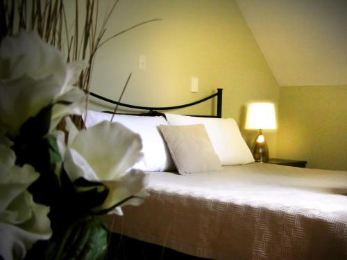 Bedroom-with-lamp-P1010057 2